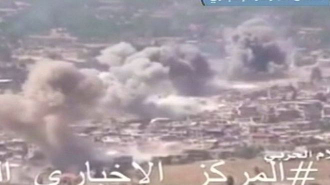 صور بثها التلفزيون الحكومي السوري لدخان كثيف في سماء المدينة تزامنا مع القصف المدفعي والغارات الجوية.