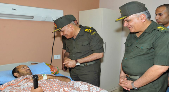 وزير الدفاع يزور مصابي الجيش في العمليات الإرهابية الأخيرة