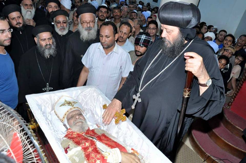 أسقف أسيوط الجديدة يترأس صلاة جناز القمص تادرس بكنيسة العذراء