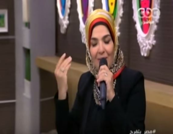 بالفيديو.. مني عبد الغني تغني "وقف الخلق" لـ أم كلثوم