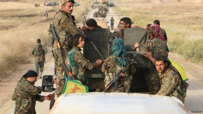 بدت مشكلات في التنفس على بعض المقاتلين الأكراد الذين تعرضوا للهجوم