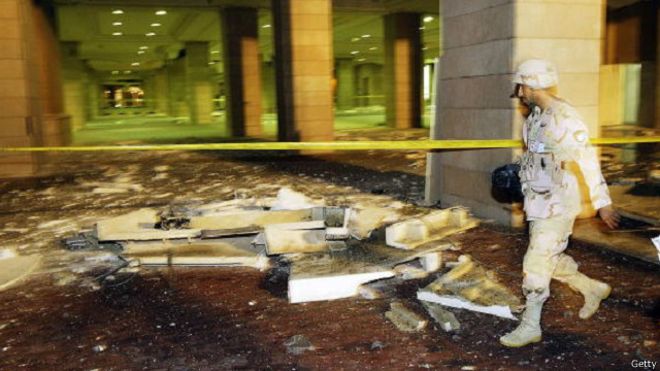  شهدت العاصمة الكويتية تفجيرا لأحد مساجد المسلمين الشيعة في يونيو/ حزيران راح ضحيته 27 قتيلا كما جرح 227 
