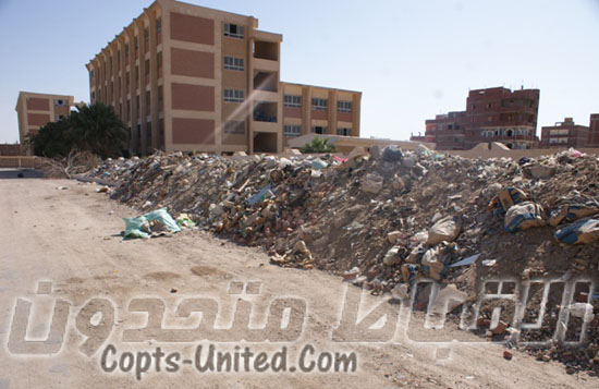 مخلفات الردم و القمامة تخفى سور مدرسة عبد الرحمن بن خلدون الإعدادية بالسويس