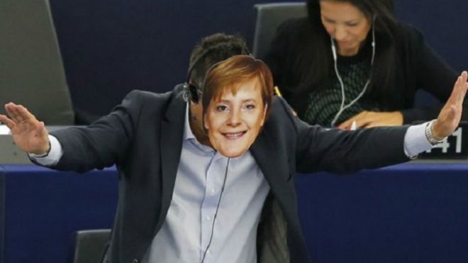 البرلمان الأوروبي يعاقب نائبين لأدائهما التحية النازية
