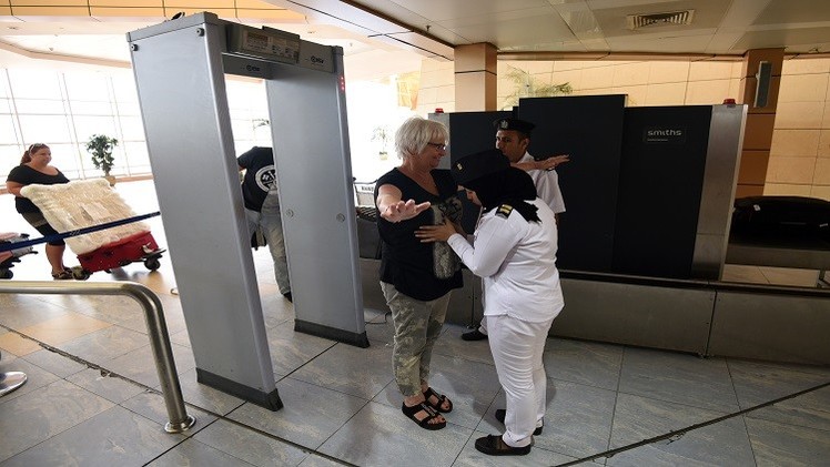 شرطية مصرية تفتش سائحة أجنبية قبل دخولها إلى الطائرة في مطار منتجع شرم الشيخ على سواحل البحر الأحمر 6 نوفمبر 2015