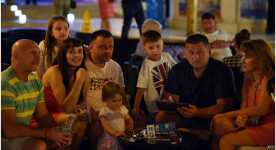 حادث الطائرة الروسية: سياح بريطانيون قد ينتظرون 10 أيام في شرم الشيخ حتى يتمكنوا من مغادرتها