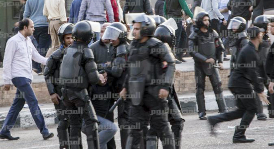 الأمن يحاصر حملة الماجستير بـ«التحرير».. ويمنحهم 15 دقيقة لإخلاء الميدان