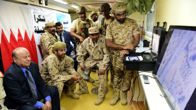 هادي خلال زيارته اواخر الشهر الماضي لقاعدة العند الجوية، في محافظة لحج الجنوبية، التي يشرف منها قادة عسكريون على العملية العسكرية ضد الحوثيين في تعز.