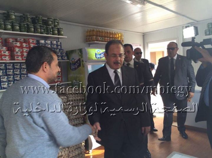 وزير الداخلية يزور أحد منافذ المنتجات الغذائية