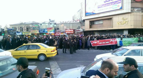 تظاهرات الإيرانيين أمام مبنى شركة مدعومة من الحكومة - مواقع التواصل الاجتماعي