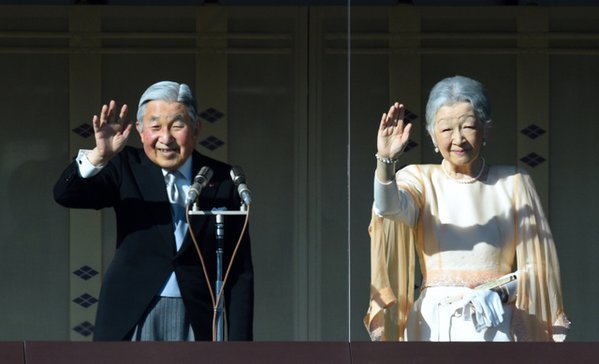 إمبراطور اليابان وزوجته يحييان شعبهما بمناسبة السنة الجديدة في القصر الإمبراطوري في طوكيو 2 يناير 2016