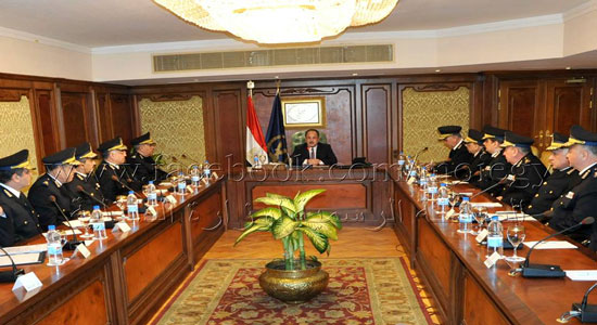 وزير الداخلية يعقد اجتماعًا بعدد من القيادات الأمنية