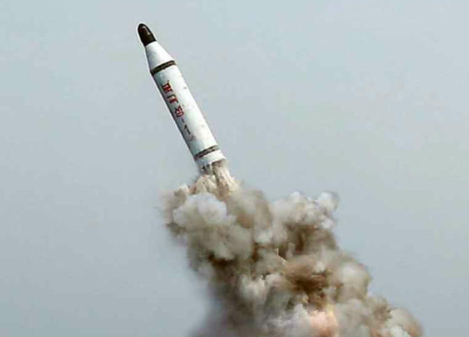 رئيس كوريا الشمالية، كيم جونج أون، يتابع تجربة إطلاق صاروخ باليستي من قاع المياه - صورة أرشيفية