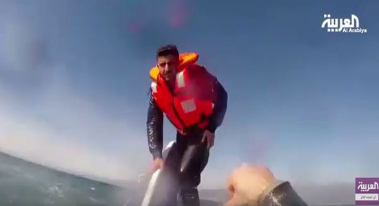 عملية إنقاذ أحد اللاجئين من وسط البحر