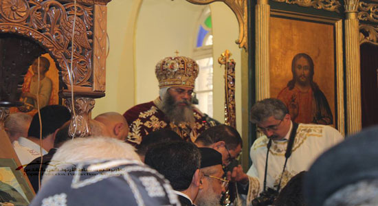 مطران القدس يرأس أول قداس اليوم من كنيسة القيامة