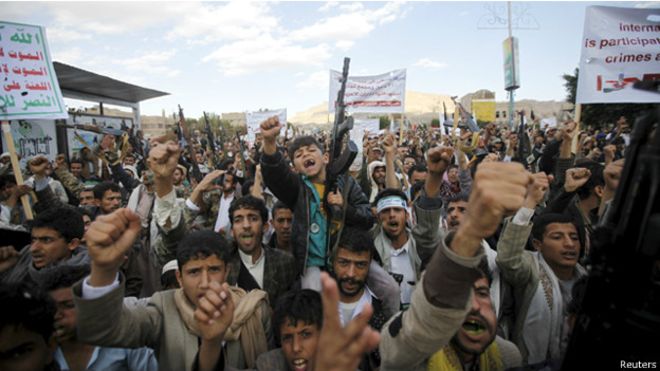 يمنيون يتظاهرون في صنعاء ضد القصف الجوي الذي ينفذه التحالف الذي تقوده السعودية