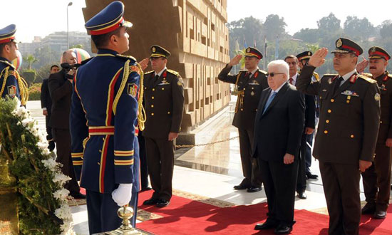  الرئيس العراقي يضع أكاليل الزهور على قبر الجندي المجهول