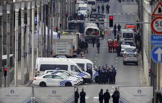 انتشار قوات الشرطة البلجيكية عقب وقوع تفجير في مترو بروكسل