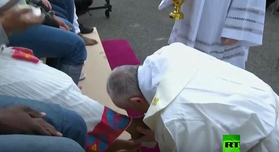 بالفيديو.. البابا فرنسيس يقبل أقدام لاجئين مسلمين وهندوس ومسيحيين