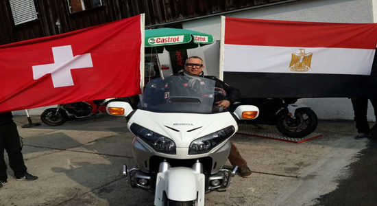سويسري من أصل مصري يجول العالم بدراجته حاملاً علم البلدين