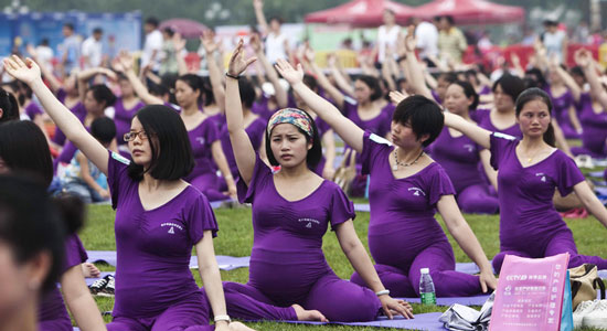 بكين تمدد إجازة الأمومة والأبوة لتشجيع الشباب على الإنجاب