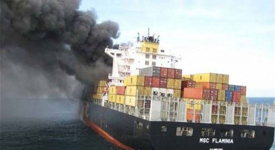 عاجل| انفجار سفينتي شحن محملتين بأسلحة ومتفجرات