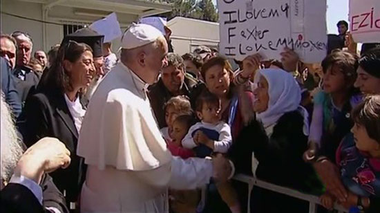 البابا فرانسيس يزور اللاجئين في اليونان