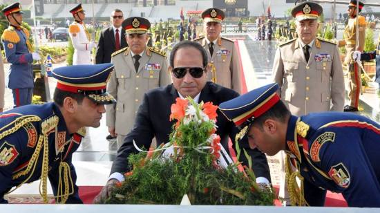 الرئيس يضع إكليل الزهور على قبر الجندي المجهول