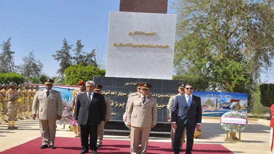 رئيس المنطقة الجنوبية العسكرية ومحافظ أسيوط ومدير الأمن بقبر الجندي المجهول