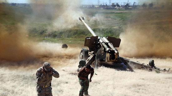 أفراد من الجيش العراقي يقصفون مواقع لداعش قرب كركوك - أرشيف.