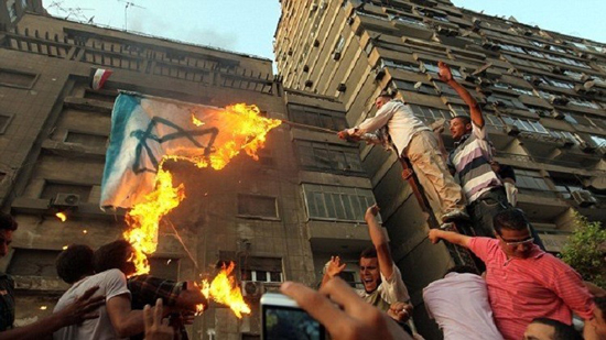 لحظة إنزال وإحراق العلم الاسرائيلي عن مبنى السفارة الإسرائيلية في القاهرة