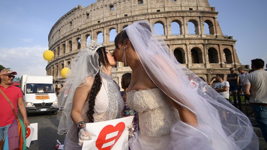 البرلمان الإيطالي يقر زواج المثليين مدنيا