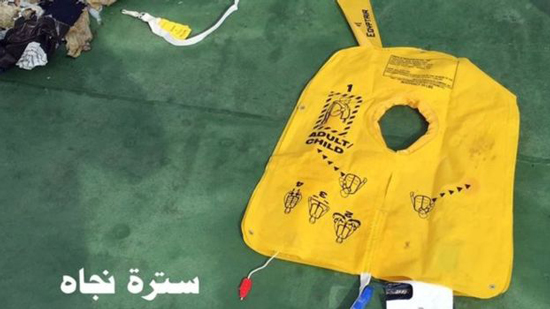 الجيش المصري ينشر صورا لأجزاء من حطام الطائرة المنكوبة
