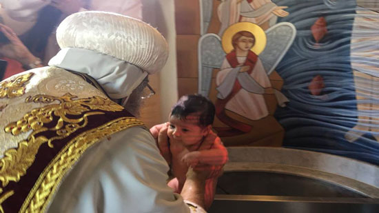 بالصور.. البابا يعمد طفلين بكنيسة عذراء الزيتون بفيينا