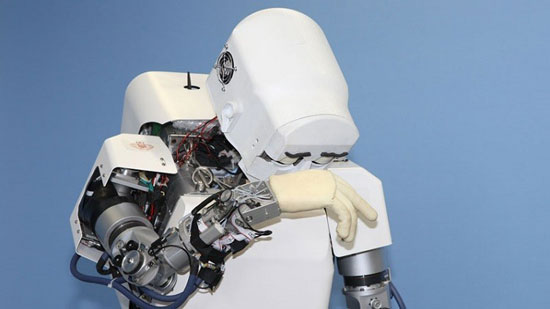 علماء يصنعون روبوتات كالإنسان تتمكن من الشعور بالألم والبعد عن مصدره
