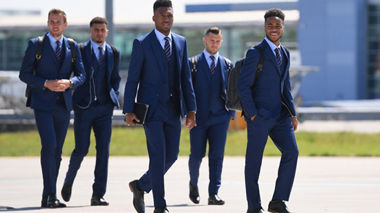 بالصور.. منتخب إنجلترا يصل إلى فرنسا استعدادًا لـ«يورو 2016»