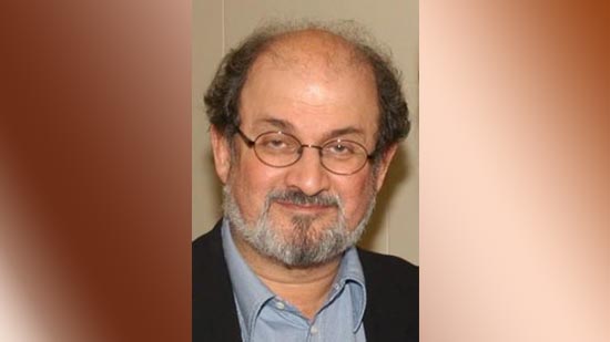 الكاتب البريطاني من أصل هندي سلمان رشدي (ولد عام 1947) يعلن أمام وسائل الإعلام تبرعه بمبلغ 8600 دولار لضحايا زلزال في إيران