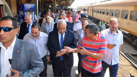 بالصور.. وزير النقل يتفقد تأمينات قطارات الصعيد قبل العيد