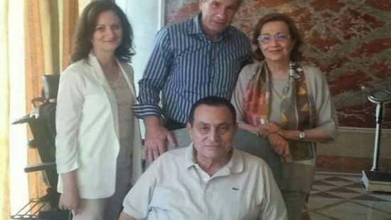 سوزان مبارك خلال زيارة زوجها بمستشفى المعادي العسكري