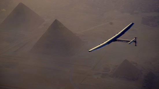 أول طائرة شمسية في العالم وصلت للقاهرة
