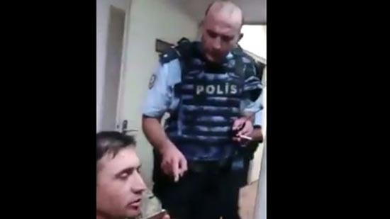بالفيديو.. الأمن التركي يُجبر قائدًا عسكريًا على أمر جنوده بالاستسلام