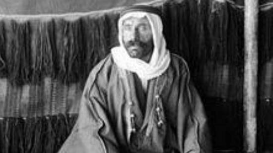  جيش الاحتلال الفرنسي يدهم منزل المجاهد السوري ضد الاستعمار سلطان باشا الأطرش (1891 - 1982) ويعتقل ثائراً لبنانيا لجأ إلى منزله.. 