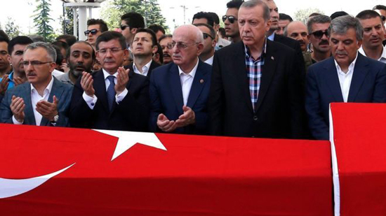 تركيا: ارتفاع عدد المعتقلين إلى 9 آلاف والغاء اجازات الموظفين