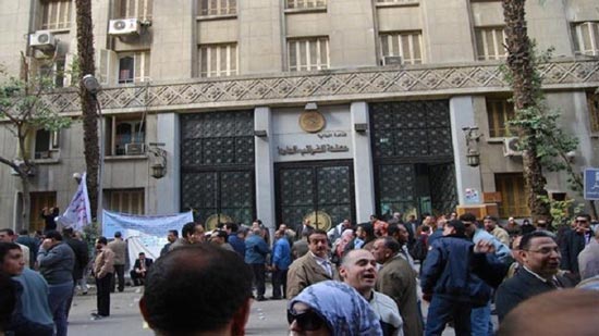 الحكومة المصرية تلجأ إلى الضرائب لخفض عجز الميزانية.. وموجة غلاء جديدة في الشارع 