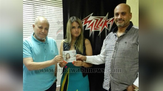 شيماء سعيد توقع على أول نسخة من غلاف ألبوم 