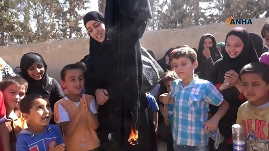 سورية تحرق نقابها احتفالا بدحر داعش من مدينتها