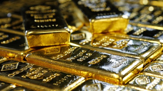 الذهب يتراجع مع صعود الدولار واستمرار الضغوط