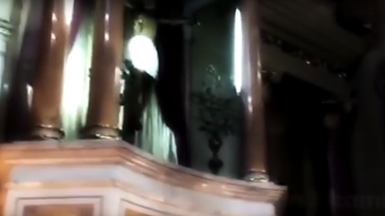 بالفيديو.. تمثال للسيد المسيح يفتح عينه يثير ضجة كبيرة على الإنترنت