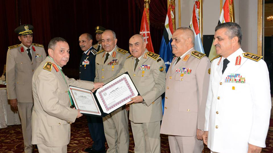 وزير الدفاع يكرم القادة المنتهية خدمتهم بالقوات المسلحة