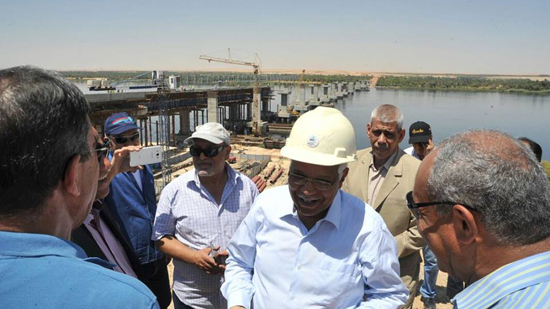 بالصور.. وزير النقل يتابع تنفيذ محور كلابشة على النيل بتكلفة 650 مليون جنيه